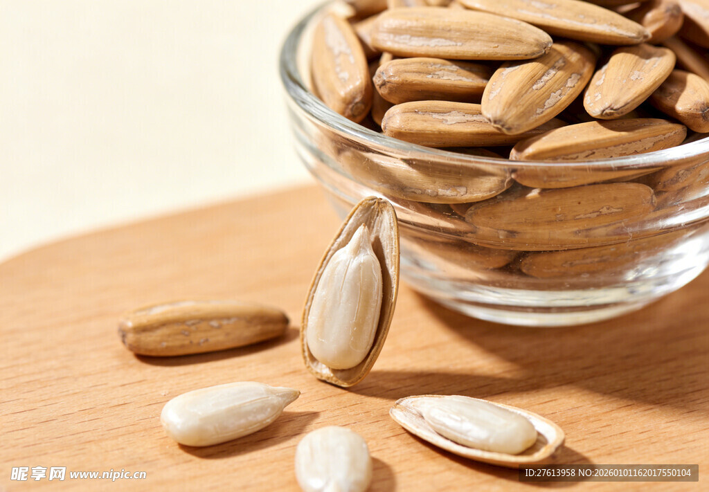 玻璃碗中的瓜子