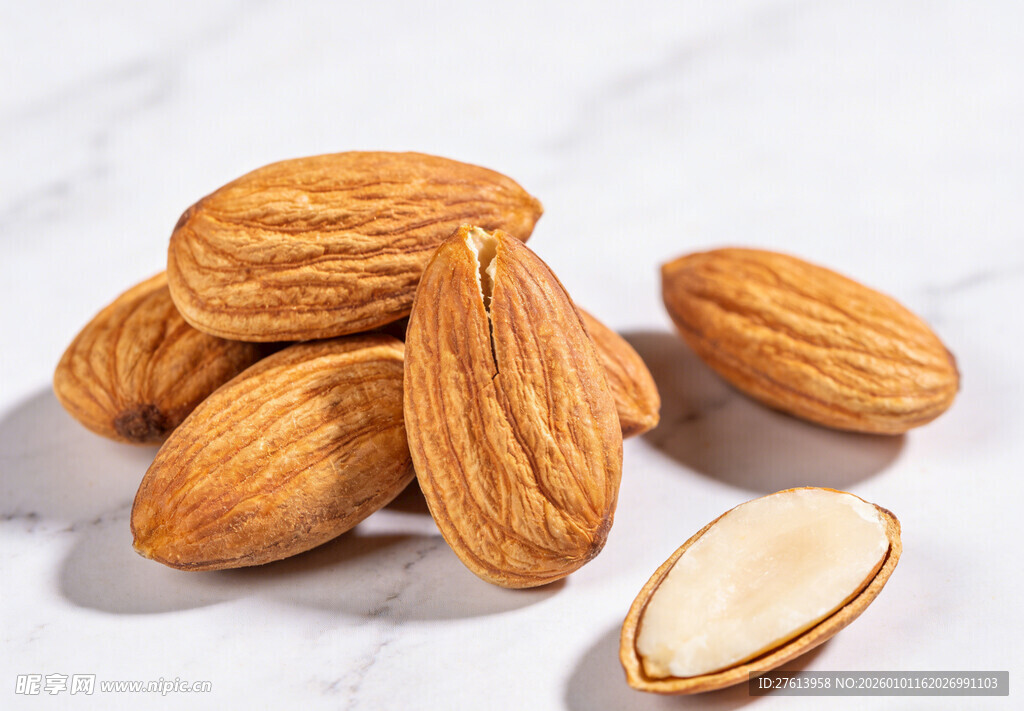 堆叠的杏仁坚果