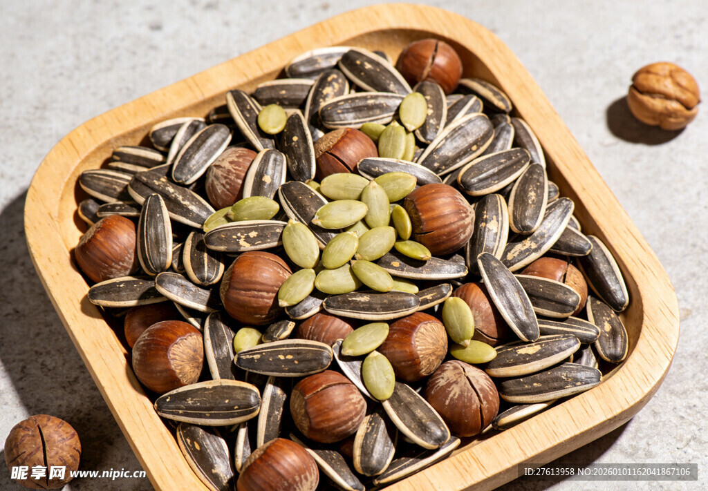 多样坚果盛于木盘
