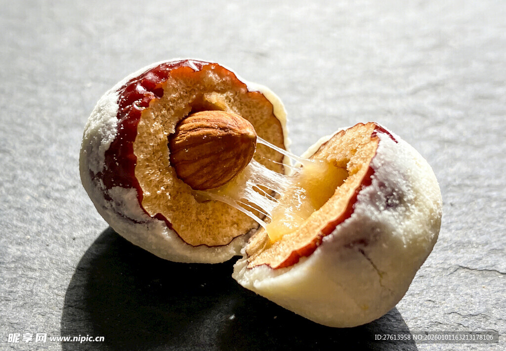 奶枣夹杏仁被掰开