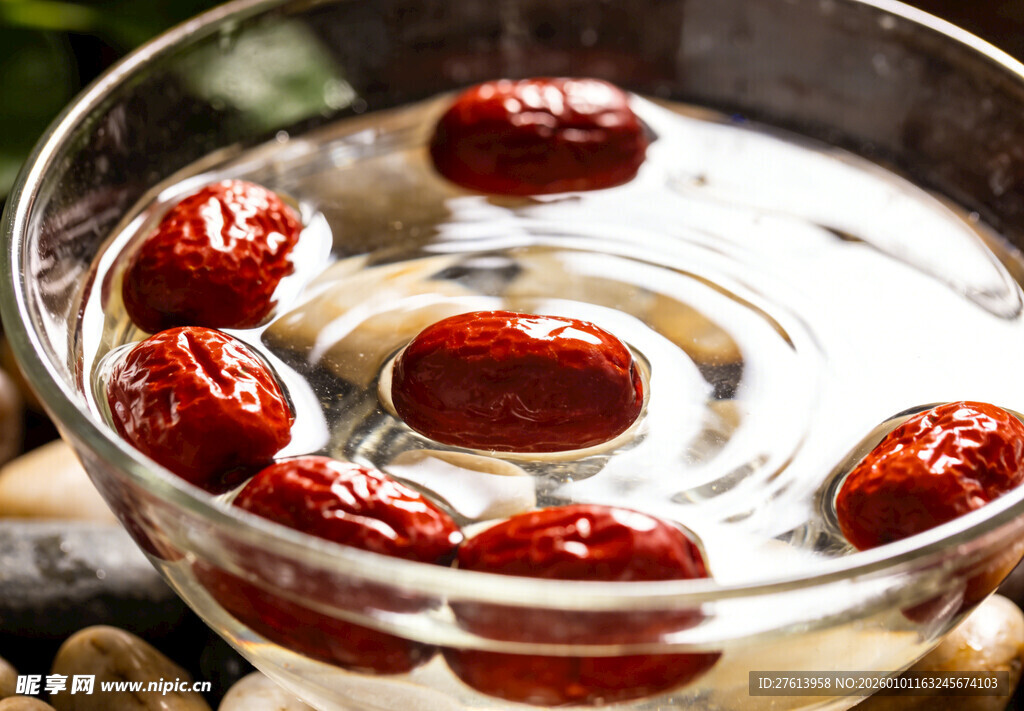 玻璃碗中泡着的红枣