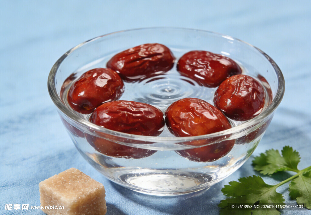 玻璃碗中泡着的大枣