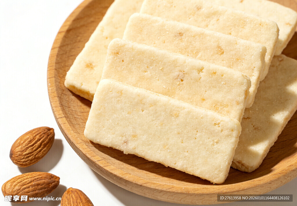 杏仁饼干摆放在木盘上
