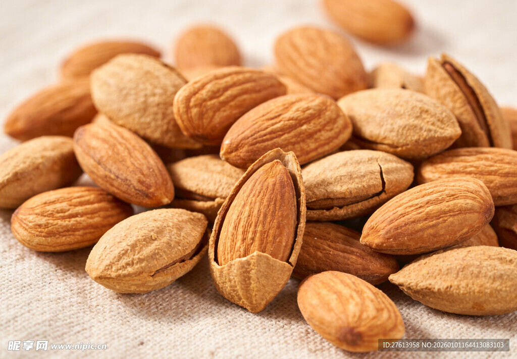 一堆美味杏仁特写
