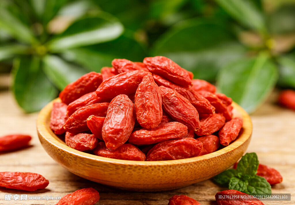 木碗中的饱满红枸杞