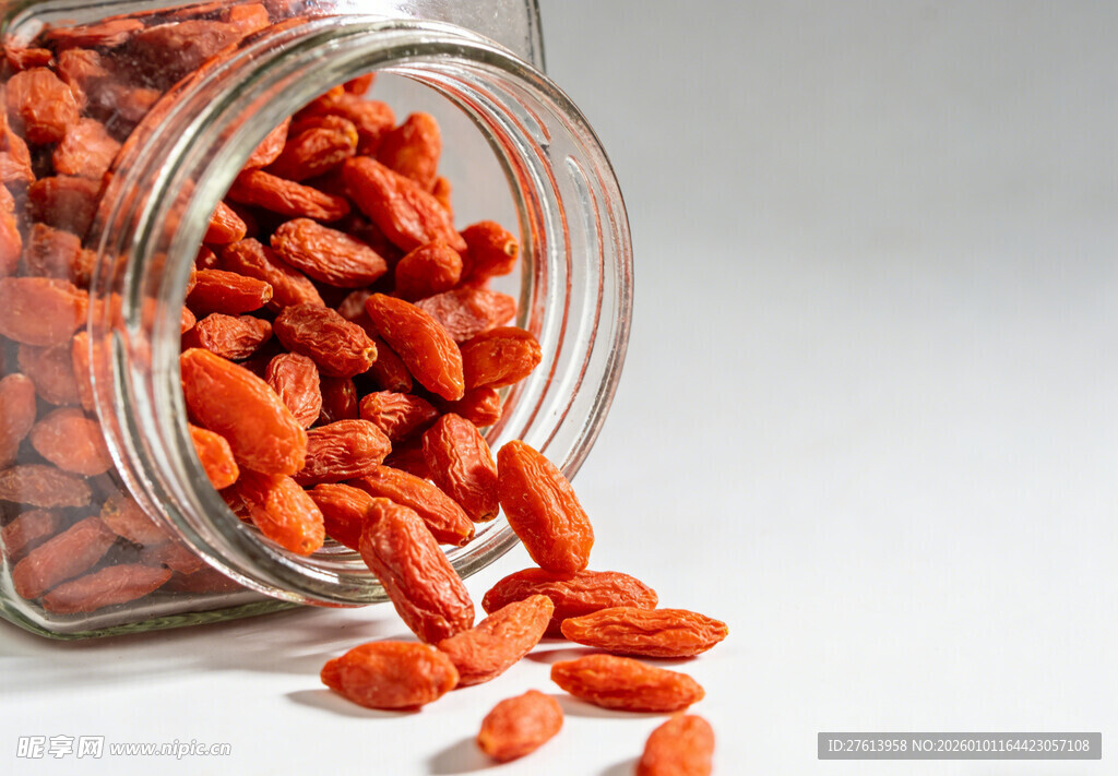 玻璃罐中洒出的枸杞