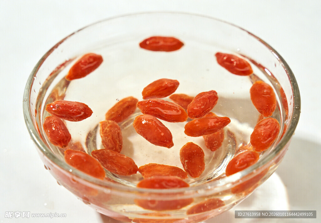 玻璃碗中泡着的枸杞