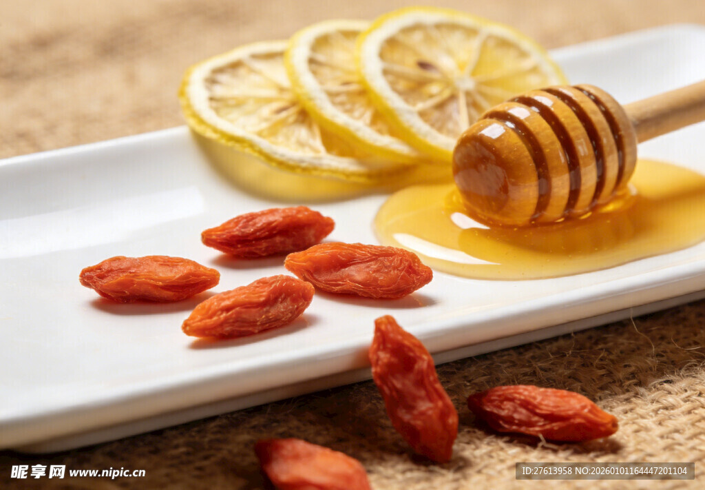 柠檬蜂蜜配枸杞养生组合