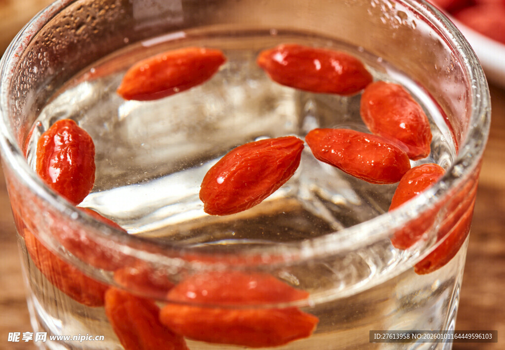 玻璃杯中泡着的红枸杞