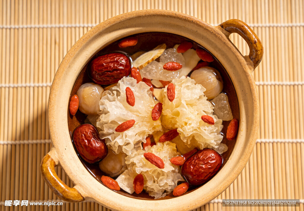 红枣枸杞银耳养生汤