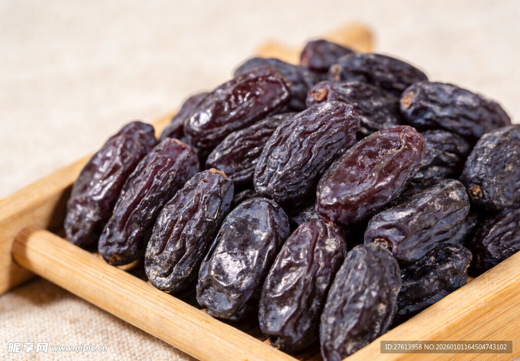 木盘里的紫黑色葡萄干