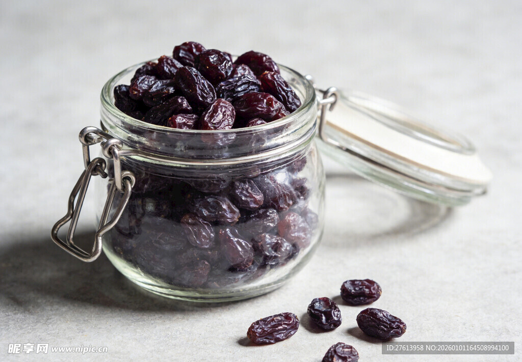 玻璃罐中的葡萄干