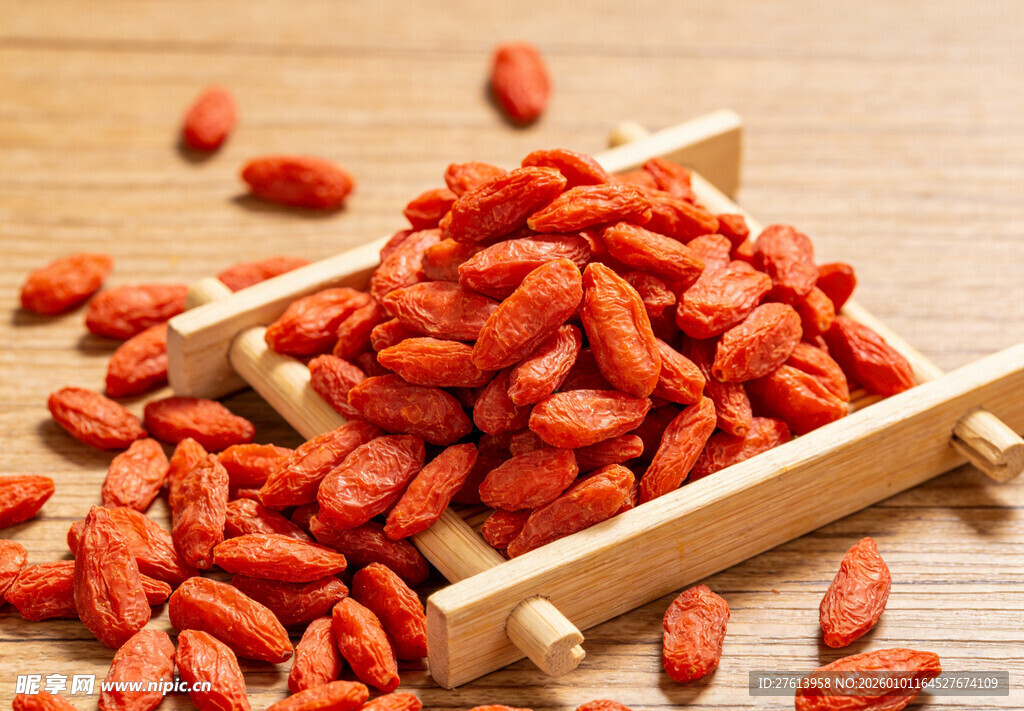 木盘上的饱满红枸杞