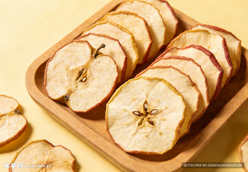 木盘上摆放的苹果干