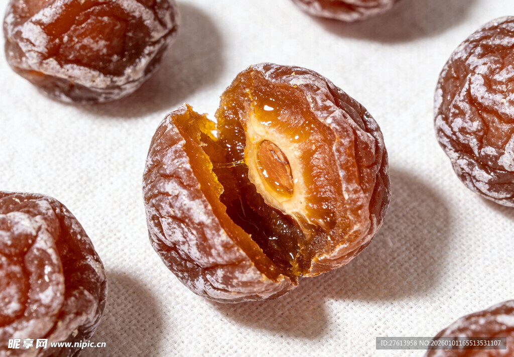 糖霜裹覆的果脯