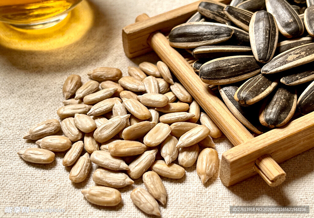 木制托盘上的美味葵花籽