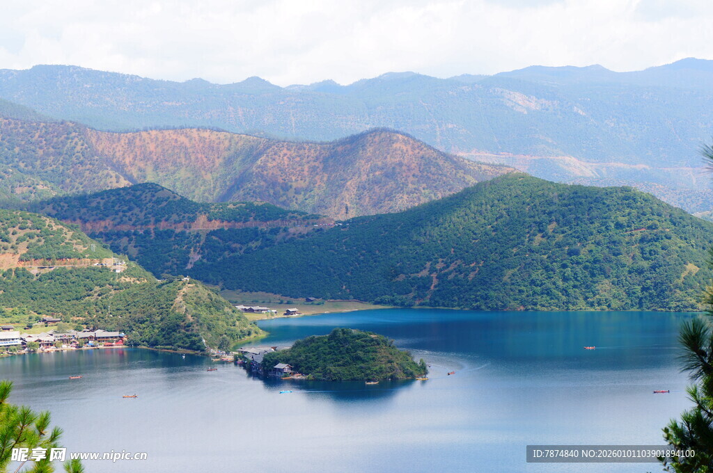 秀丽山水间的宁静湖泊