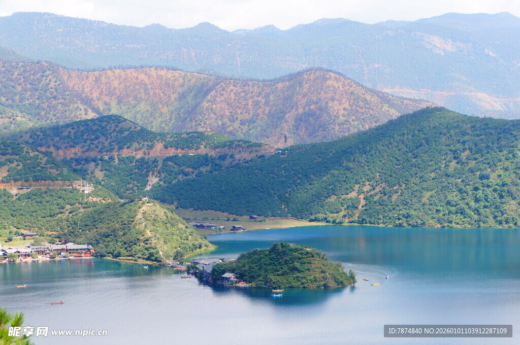 湖光山色中的美丽岛屿