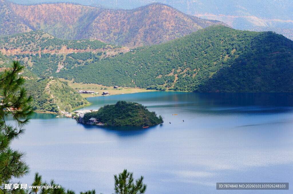 湖光山色中的湖心小岛