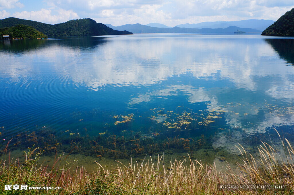 宁静湖水映山峦美景