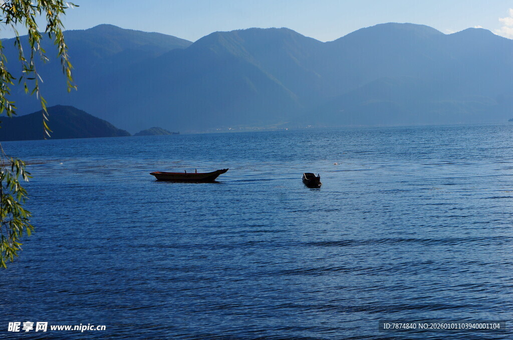 湖山之间的孤舟静景