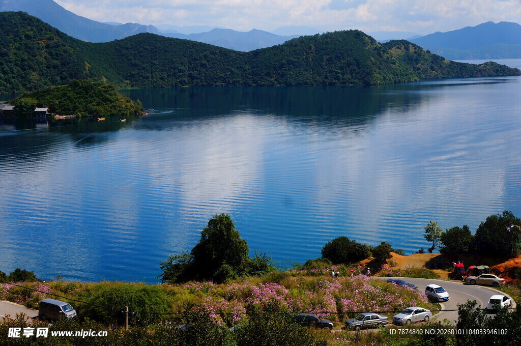秀丽湖景与远山风光