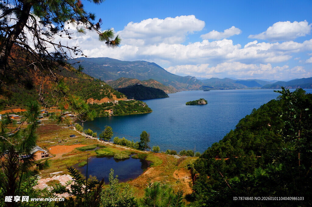 湖畔青山美景如画