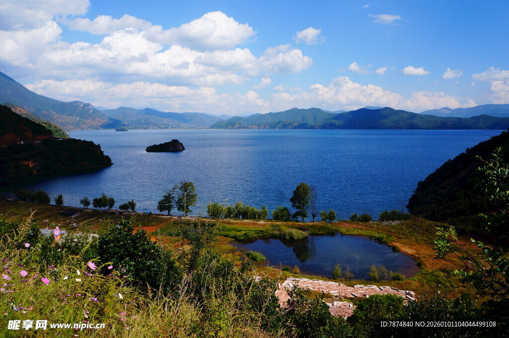 湖畔美景 青山碧水蓝天
