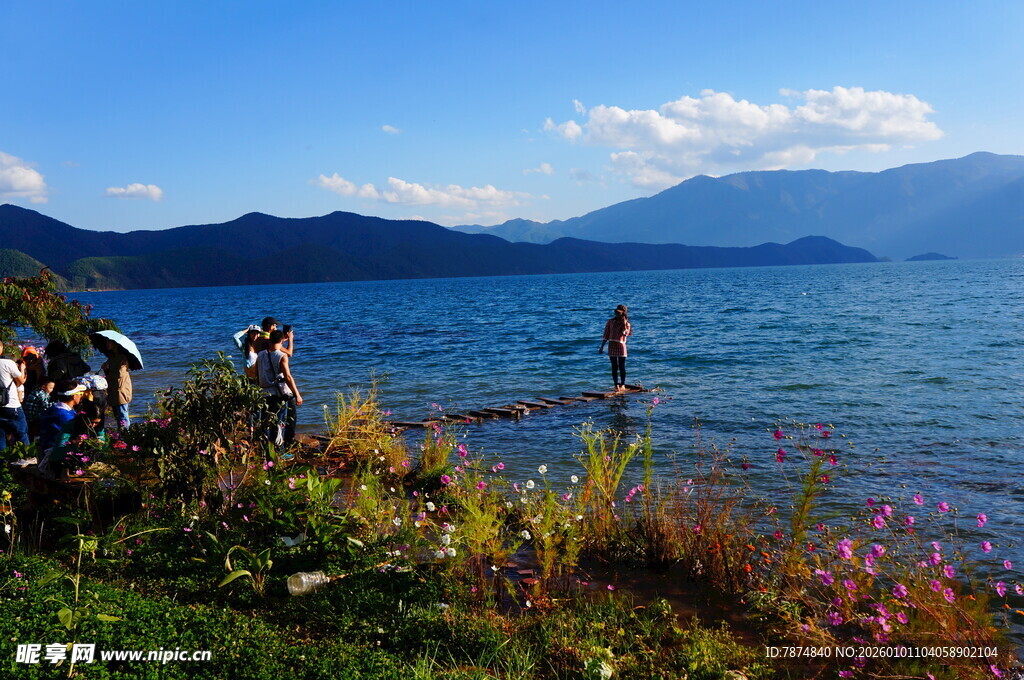湖畔美景与游人赏景时刻
