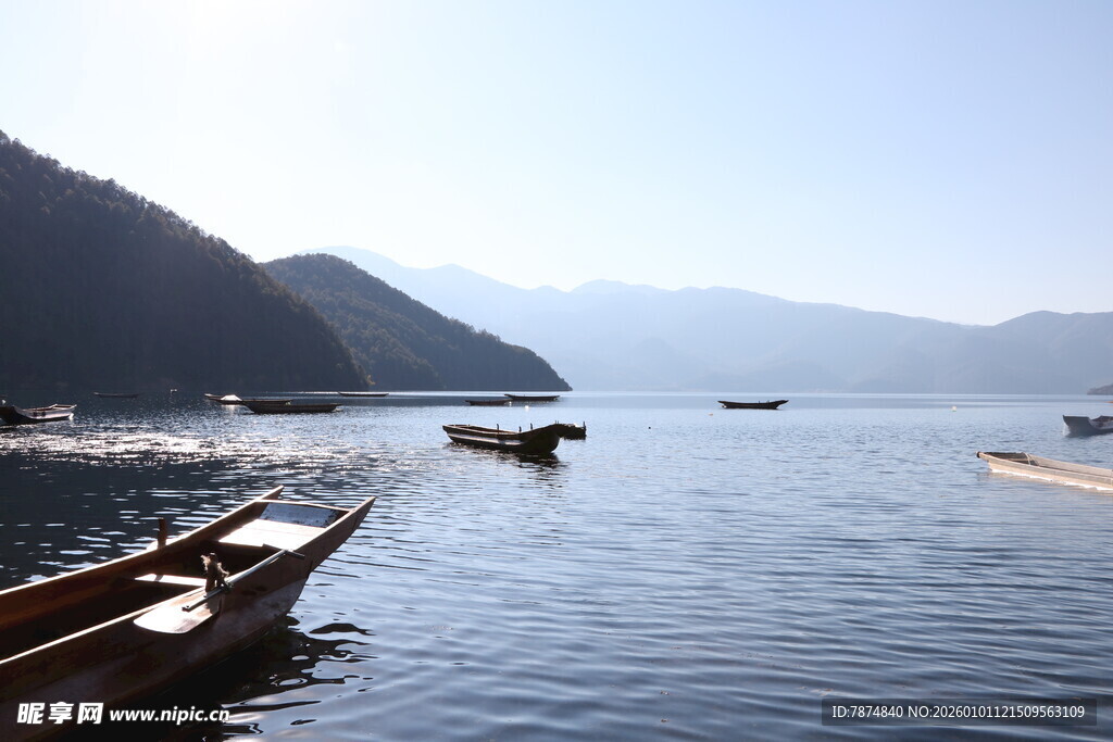 宁静湖面上的几叶扁舟