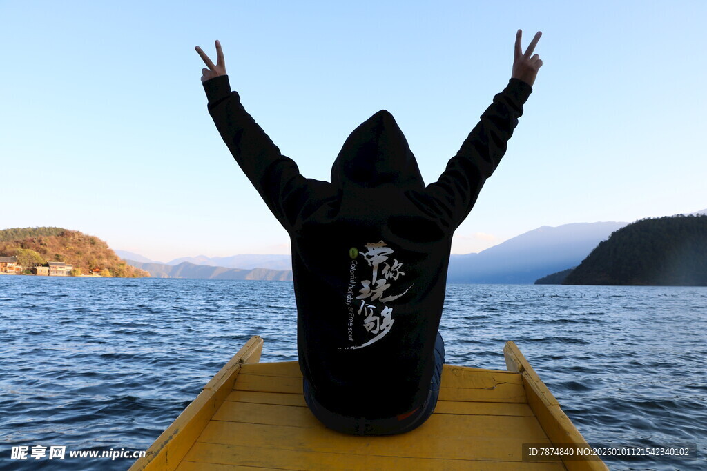 泛舟海上比耶的黑衣者