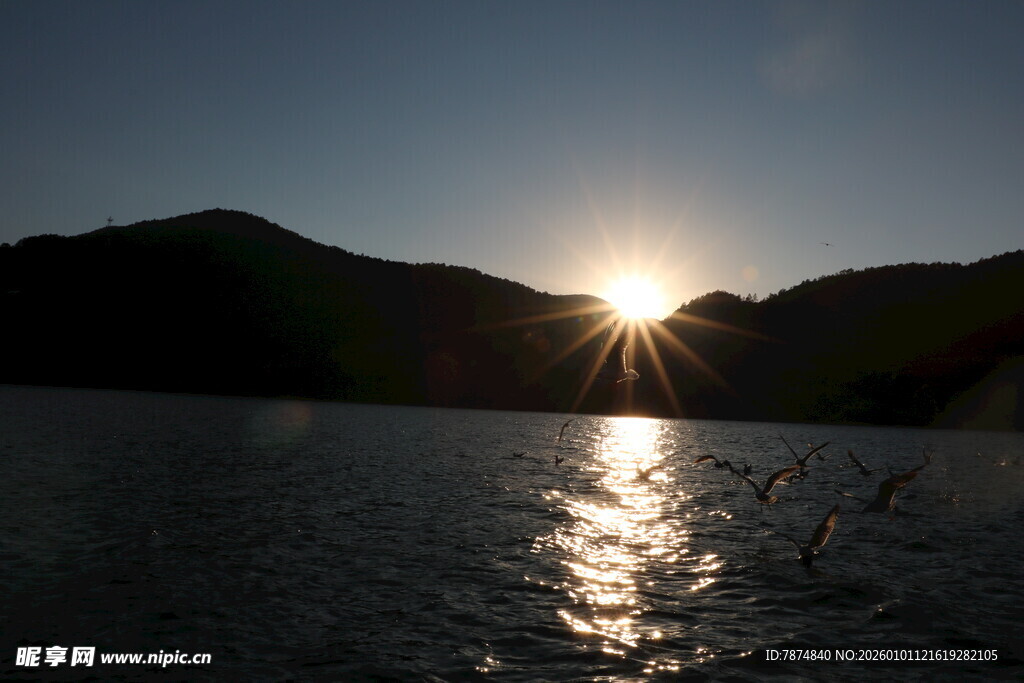 湖畔日落美景