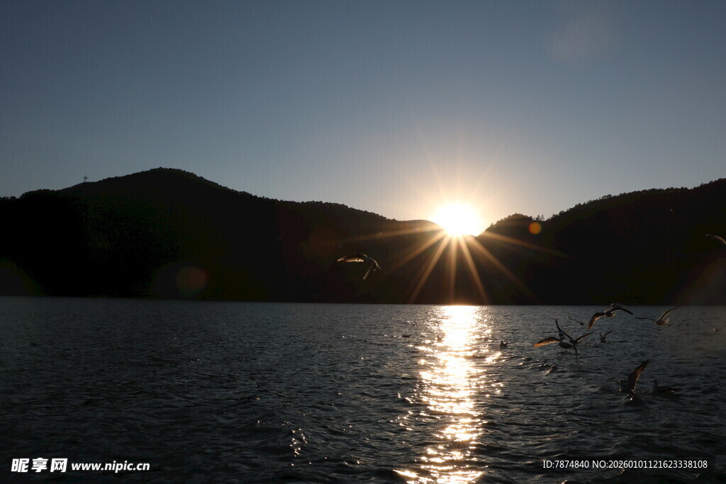 夕阳下的山水湖景
