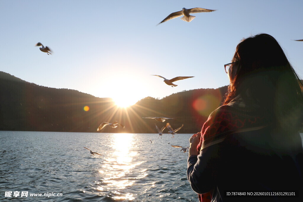 湖畔赏日落的孤独身影
