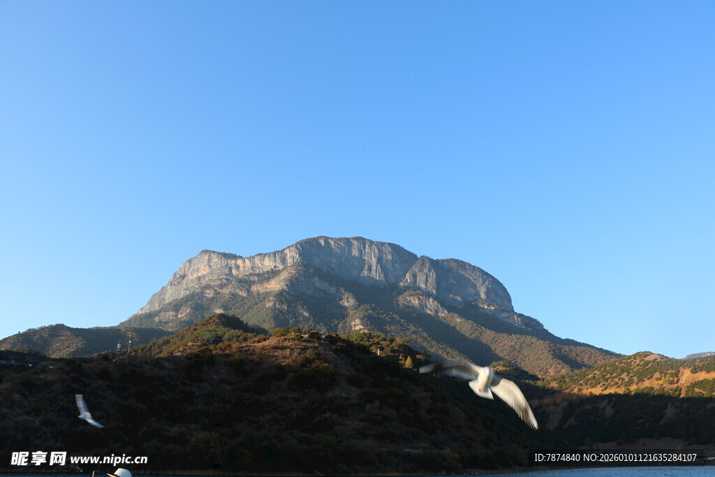 壮丽山景 蓝天映衬