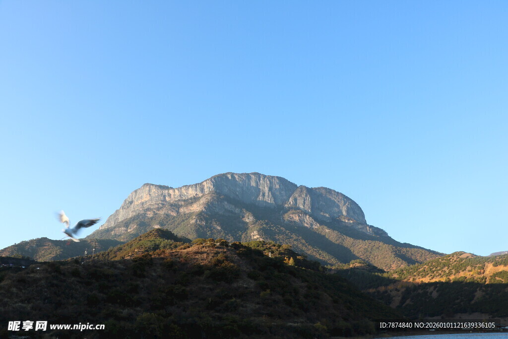 壮丽山峰在蓝天映衬下