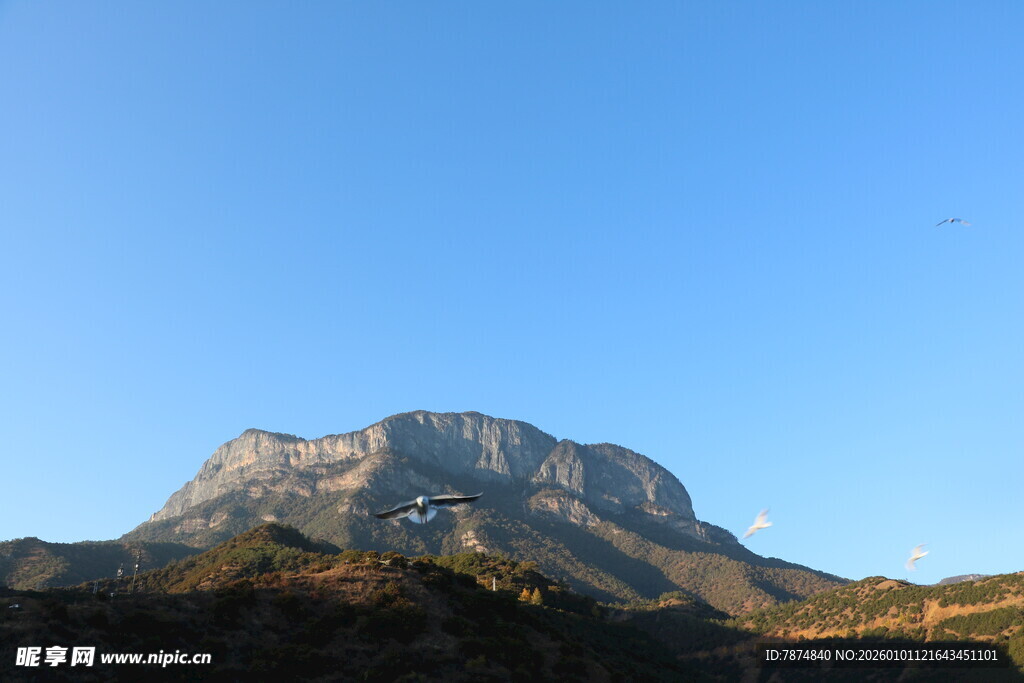 巍峨山峰映蓝天
