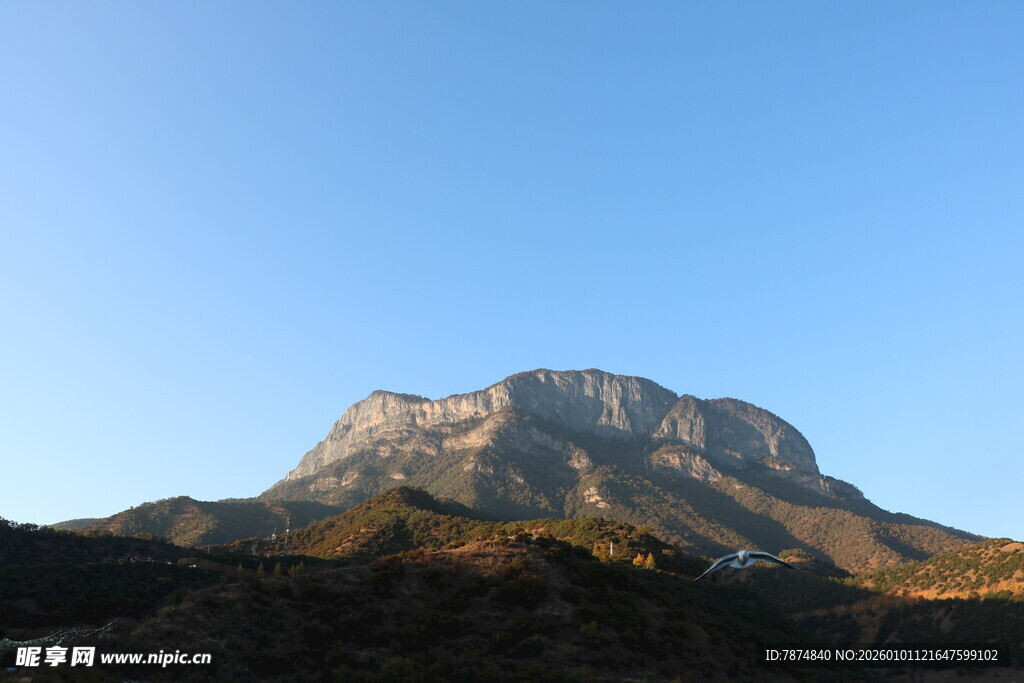 壮丽山峰在蓝天映衬下
