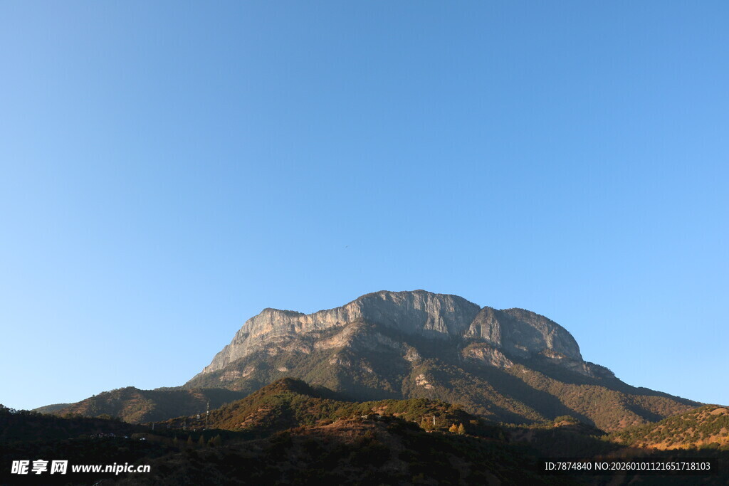 巍峨山峰映蓝天