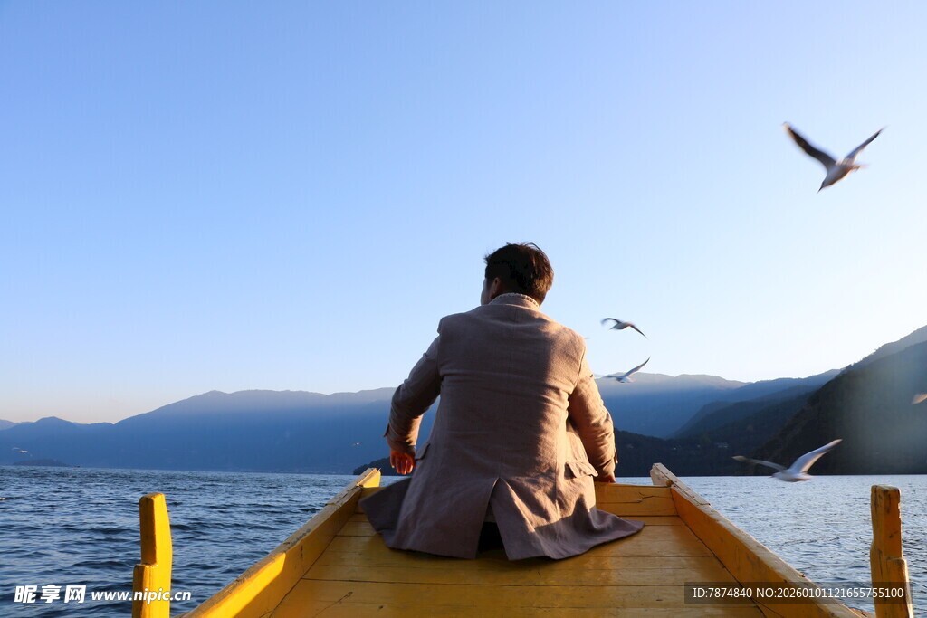 独坐扁舟赏湖景飞鸟