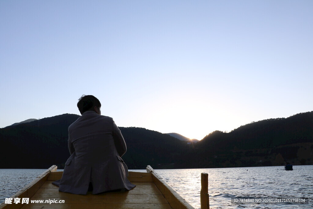 独坐码头赏日落美景