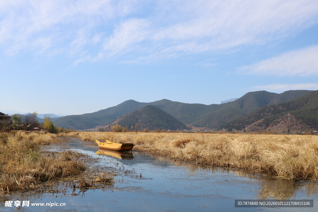 溪边孤舟伴远山美景