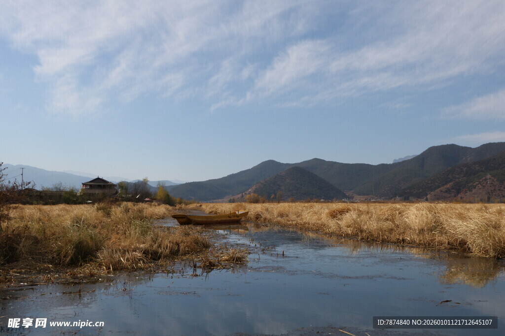 宁静河畔的自然风光