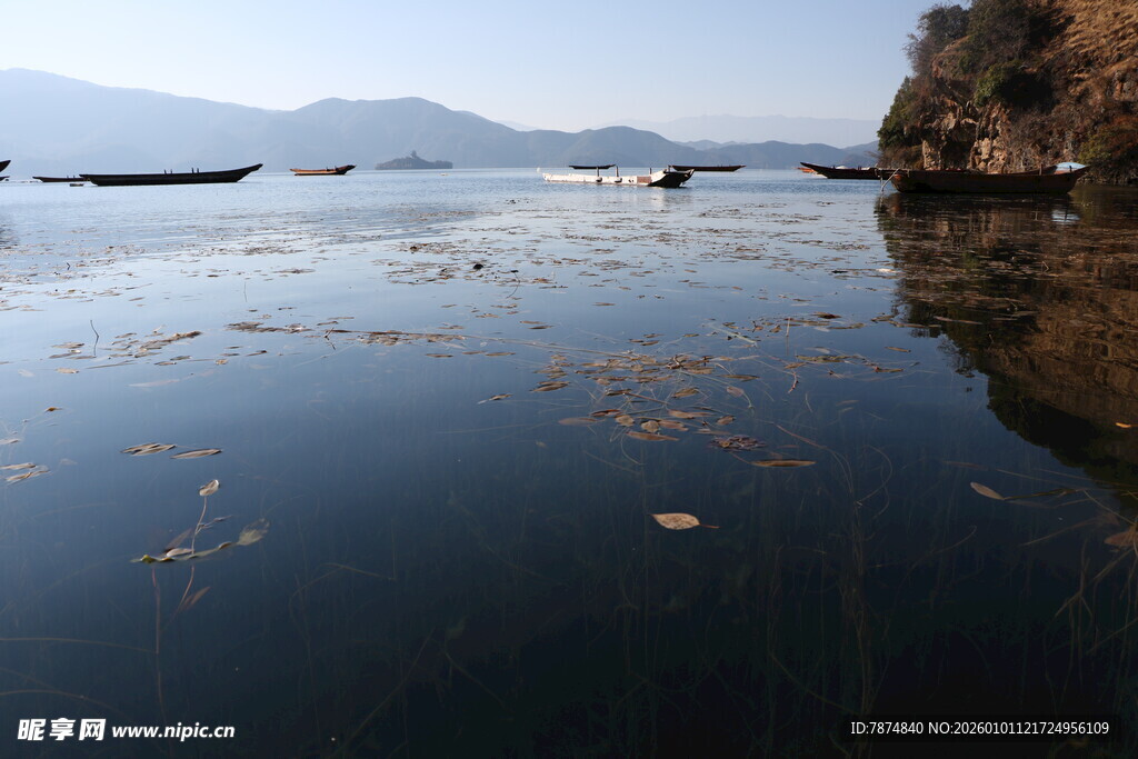 宁静湖面与远处山峦倒影