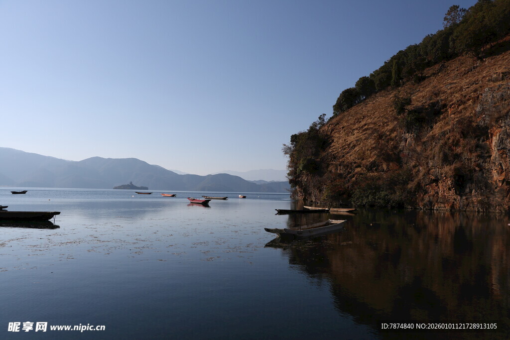 宁静湖畔的山水风光