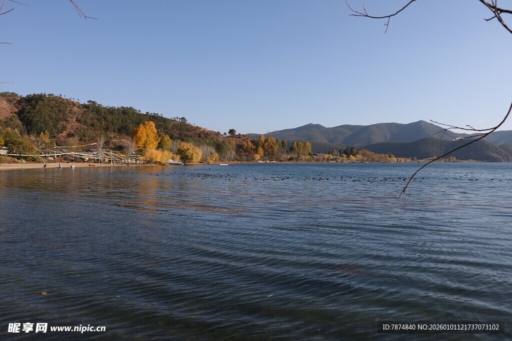 湖畔秋景 山水相映成趣