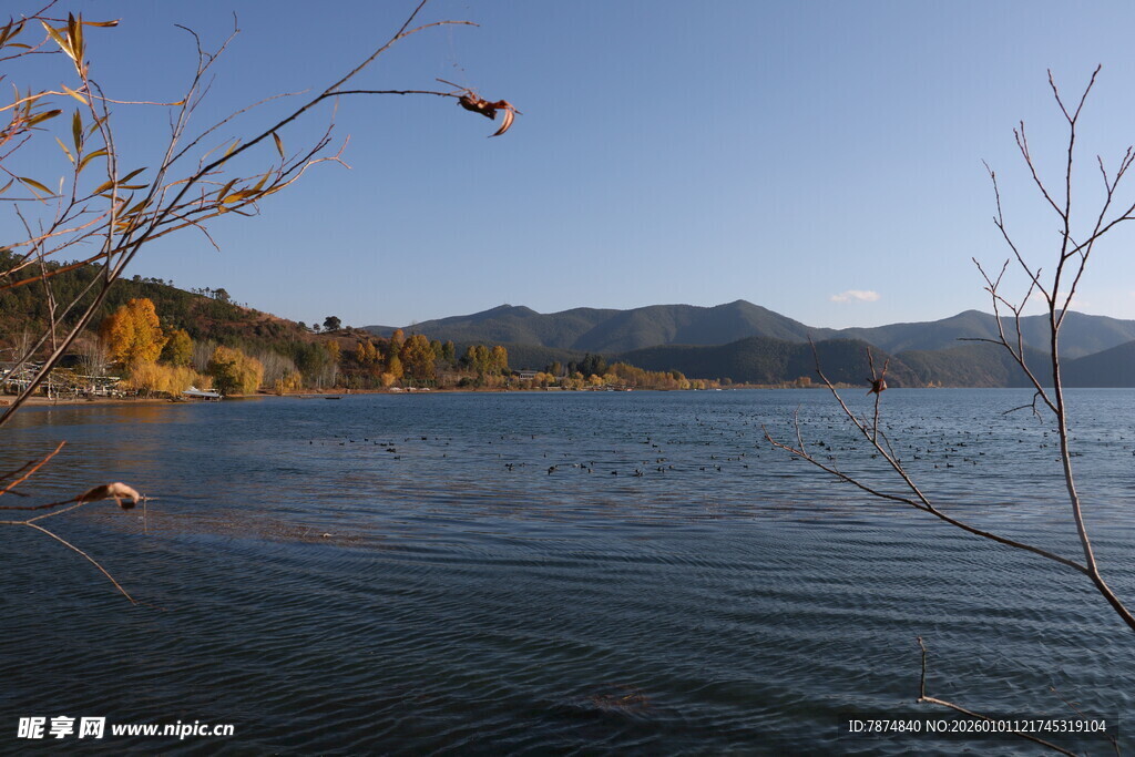 湖畔秋景 远山碧水共蓝天