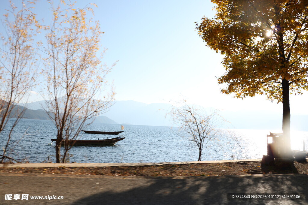 湖畔秋景 孤舟静泊