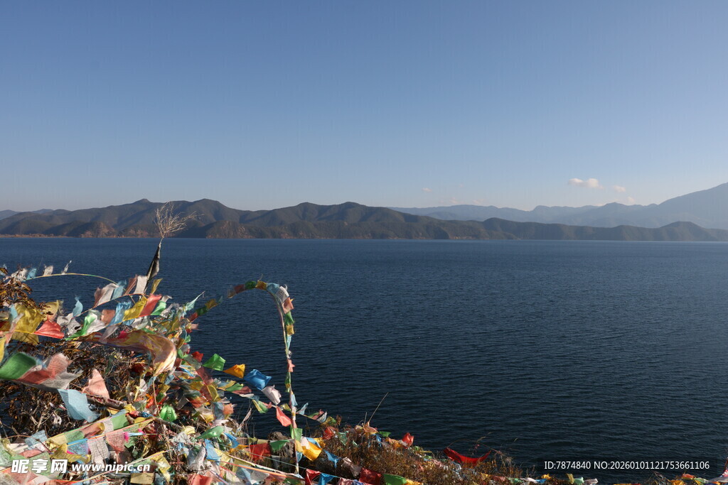 湖畔经幡美景