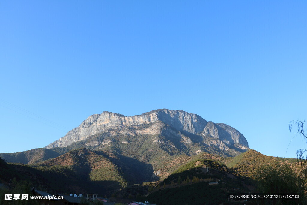 巍峨山峰映蓝天